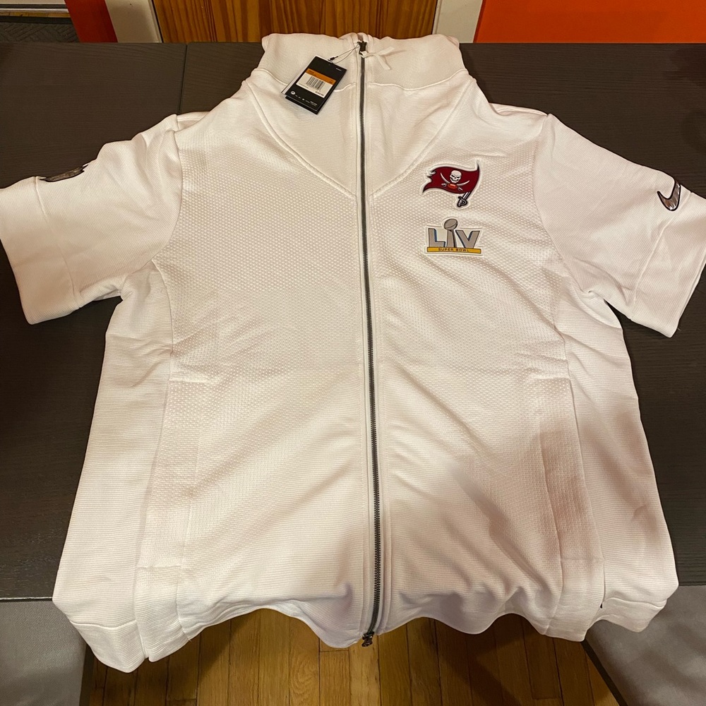 NWT White short sleeve Tampa Bag Super Bowl LV zip up sweater
